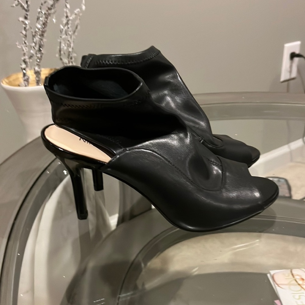 *NWT* Size 6 Nine West Black booties